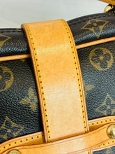 Load image into Gallery viewer, Monogram Manhattan GM Handbag
