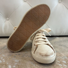 Load image into Gallery viewer, Distressed Low-Top Leather Sneakers
